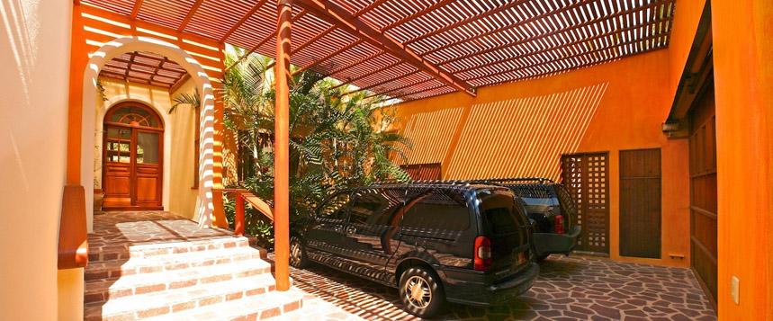 Villa breakfast nook and bar.